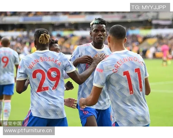 球迷在比赛日现场求婚 赢得满场掌声与祝福 见证爱与激情交织的时刻 球迷在比赛日现场求婚 赢得满场掌声与祝福 见证爱与激情交织的时刻